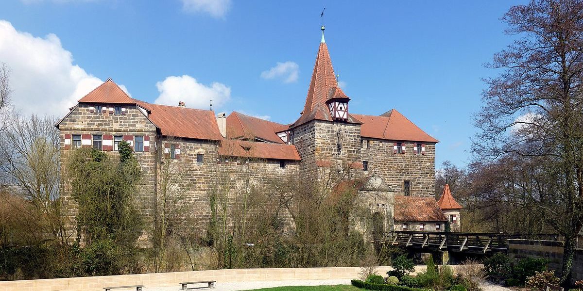 1200px-Wenzelschloss